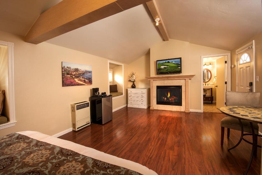 King Room with Fireplace interior