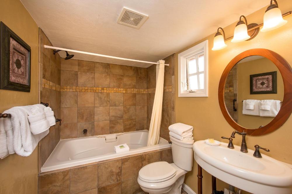 Queen Room with Spa Bath interior